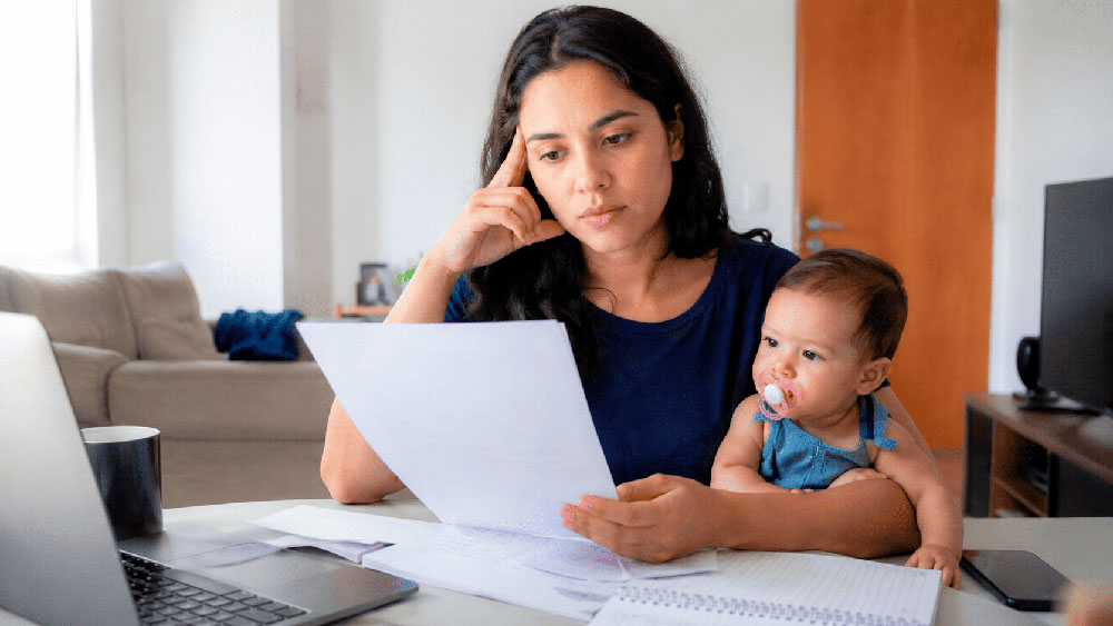 Receber salário-maternidade estando desempregada, é possível?